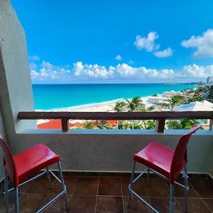 Beachfront , Cancún México
